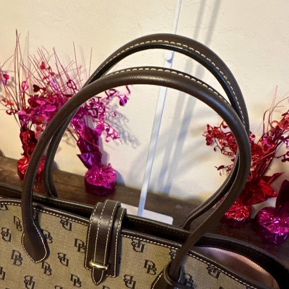 Dooney & BOURKE Signature Canvas Print Tote Bag - Picture 9 of 10